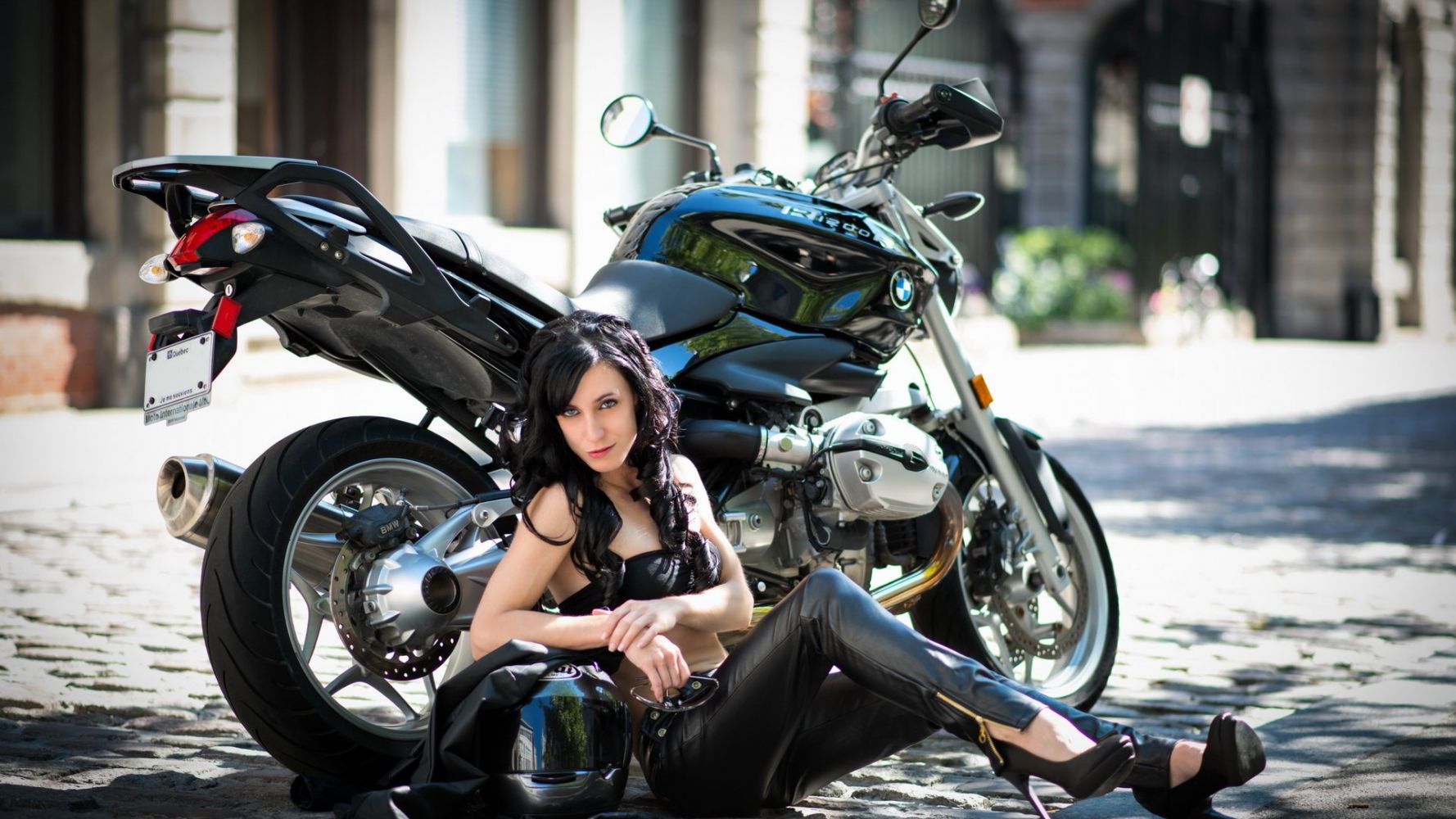 Fresh photos, fresh mood — European women on bikes online in Detroit